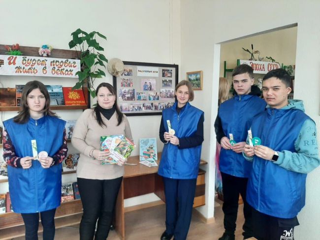 Волонтеры Пристанционной школы подарили книги библиотеке