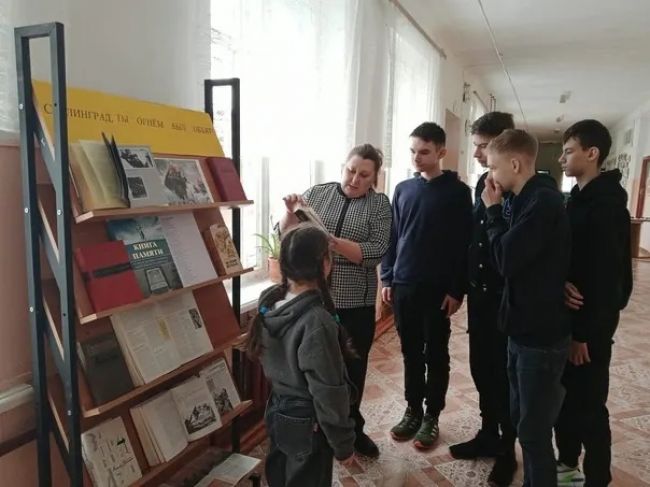 Библиотекарь Кузьменской   библиотеки провела урок мужества «Ты выстоял, Великий Сталинград»