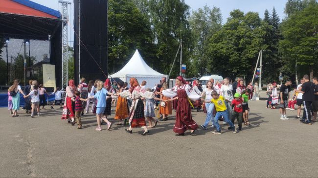 На площади Арсеньевского центра культуры, досуга и кино проходят главные мероприятия праздника «Даргофест»