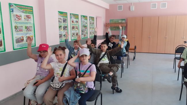 С ребятами из пришкольного лагеря «Чебурашка» Арсеньевской школы, организована познавательная игра «В стране рифмы»