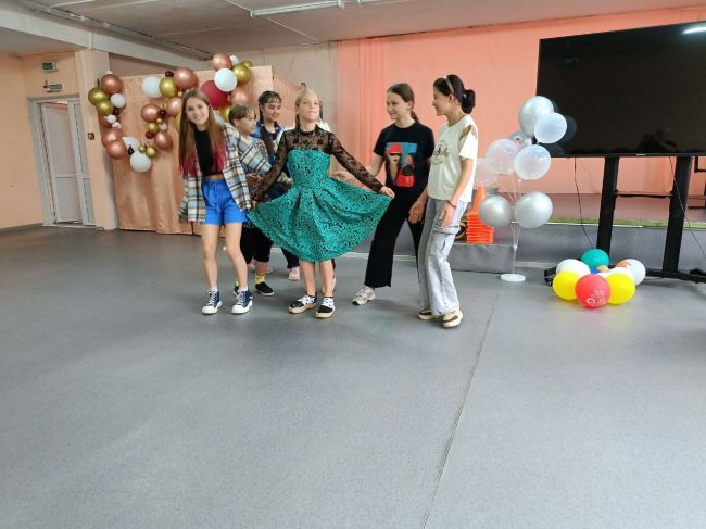 Девиз в пришкольном лагере  Берёзка  сегодня такой:  Танцуй, пока молодой!