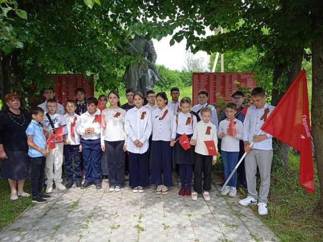 Участники Движения Первых пришкольного лагеря  Берёзка  посетили братское захоронение села Манаенки