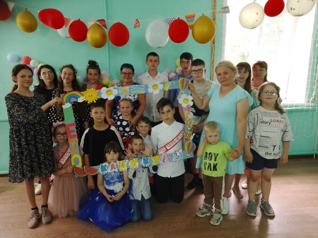 Веселая жизнь в пришкольном лагере  «Солнышко» завершилась конкурсом «Мисс и Мистер Лето»