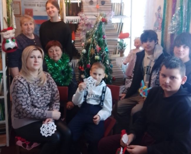 В Рахлеевской библиотеке прошел новогодний калейдоскоп «Чудеса у новогодней елки»