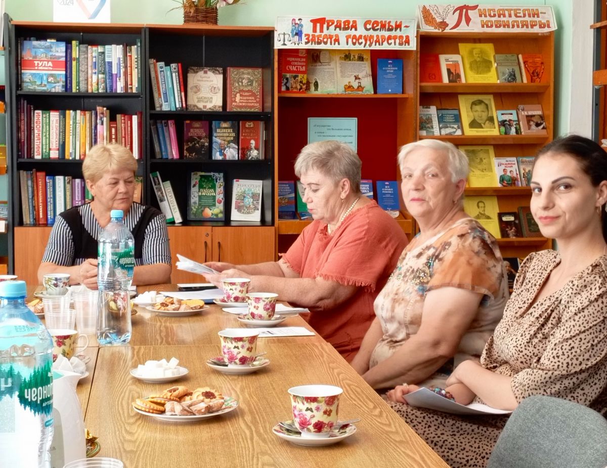 В Арсеньевской библиотеке  прошел круглый стол «Права семьи – забота государства»