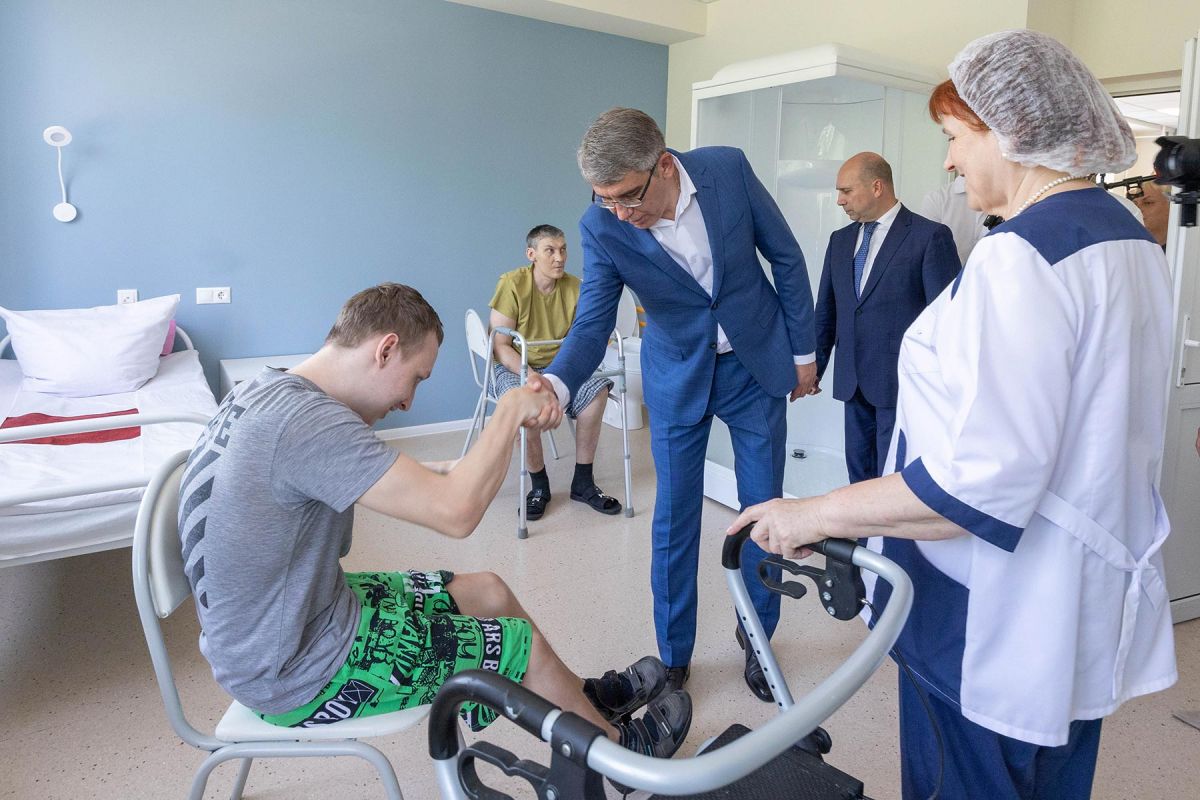 Дмитрий Миляев посетил госпиталь ветеранов войн и труда, где проходят реабилитацию участники СВО