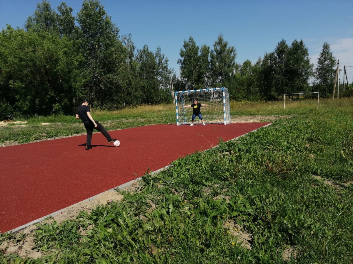 На территории Кузьменской школы теперь есть поле для игры мини-футбол