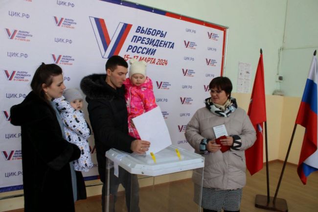 Жители Арсеньевского района приходят на выборы президента страны целыми семьями