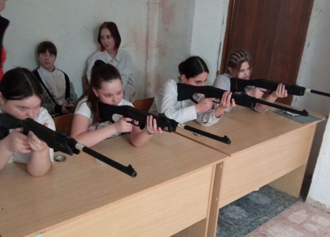 В Арсеньевской школе состоялись соревнования по пулевой стрельбе из пневматической винтовки