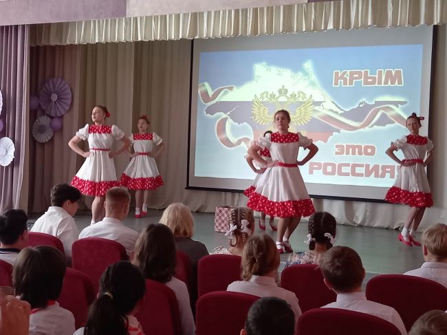 В Арсеньевской школе состоялась концертная программа  Крым: 10 лет дома