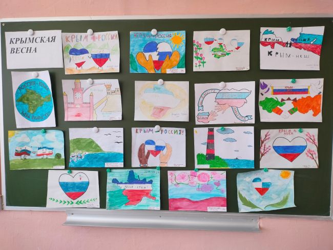 В Пристанционной  школе прошла выставка рисунков по теме  Крымская весна