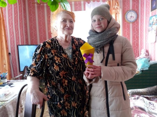 Ученики Ясенковской  школы поздравили женщин-ветеранов педагогического труда с наступающим праздником