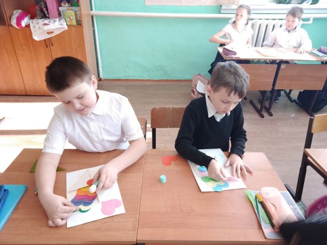 Ясенковские школьники сделали открытки для мам своими руками