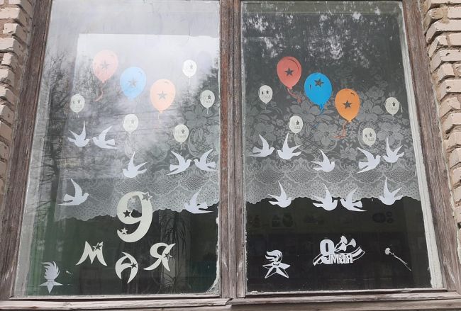 Обучающиеся и педагоги присоединились к акции «Окна Победы» и украсили окна Дома детского творчества