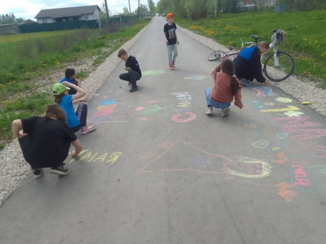 В селе Кузьмёнки прошел детский конкурс рисунков на асфальте