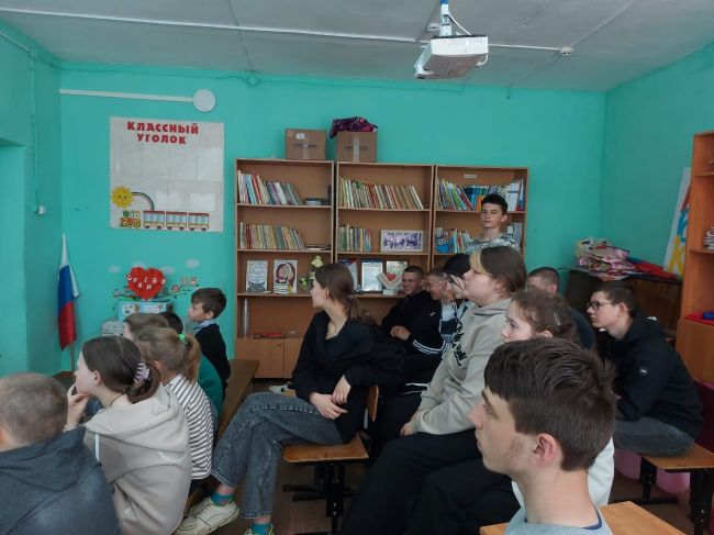В Ясенковской школе прошел Единый классный час на тему «Семья и семейные ценности»