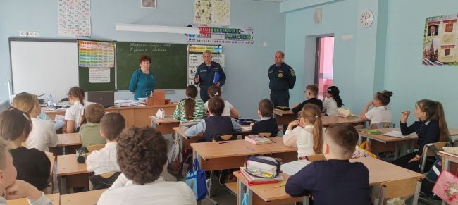 В Арсеньевской школе состоялась встреча учащихся с сотрудником  МЧС