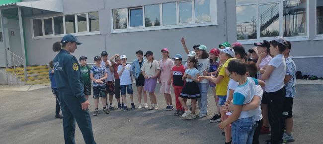 Воспитанники пришкольного лагеря  Чебурашка  Арсеньевской школы встретились с сотрудником МЧС