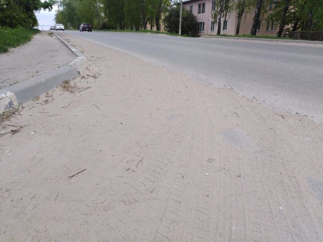 Туляки сердятся: песок, оставшийся после зимы, с автодорог не удаляют