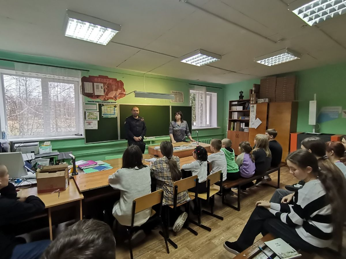 В Ясенковской школе прошла встреча с начальником полиции