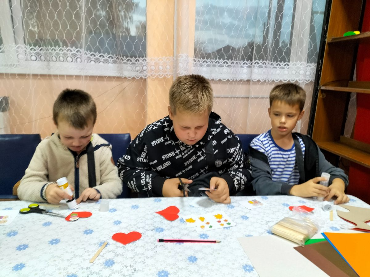 В Бобровском клубе прошел мастер-класс ко Дню пожилого человека «Подарок от внучат»