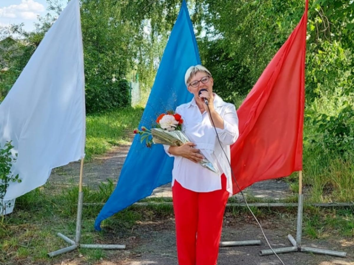 Руководитель ТОС д. Ясенки  Галина Страхова  поздравила своих коллег с праздником