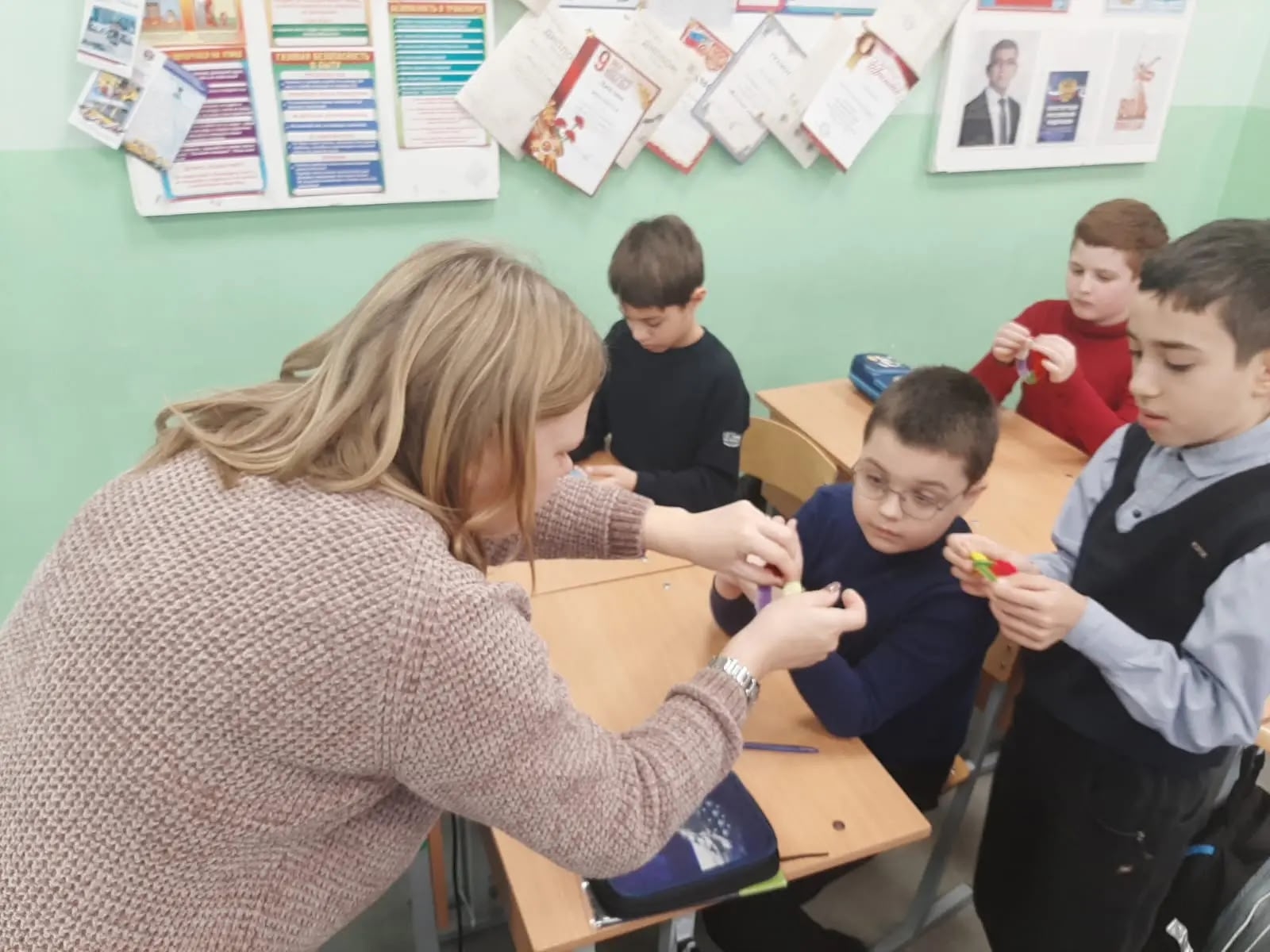 В Арсеньевской школе прошёл мастер-класс по изготовлению новогодних игрушек