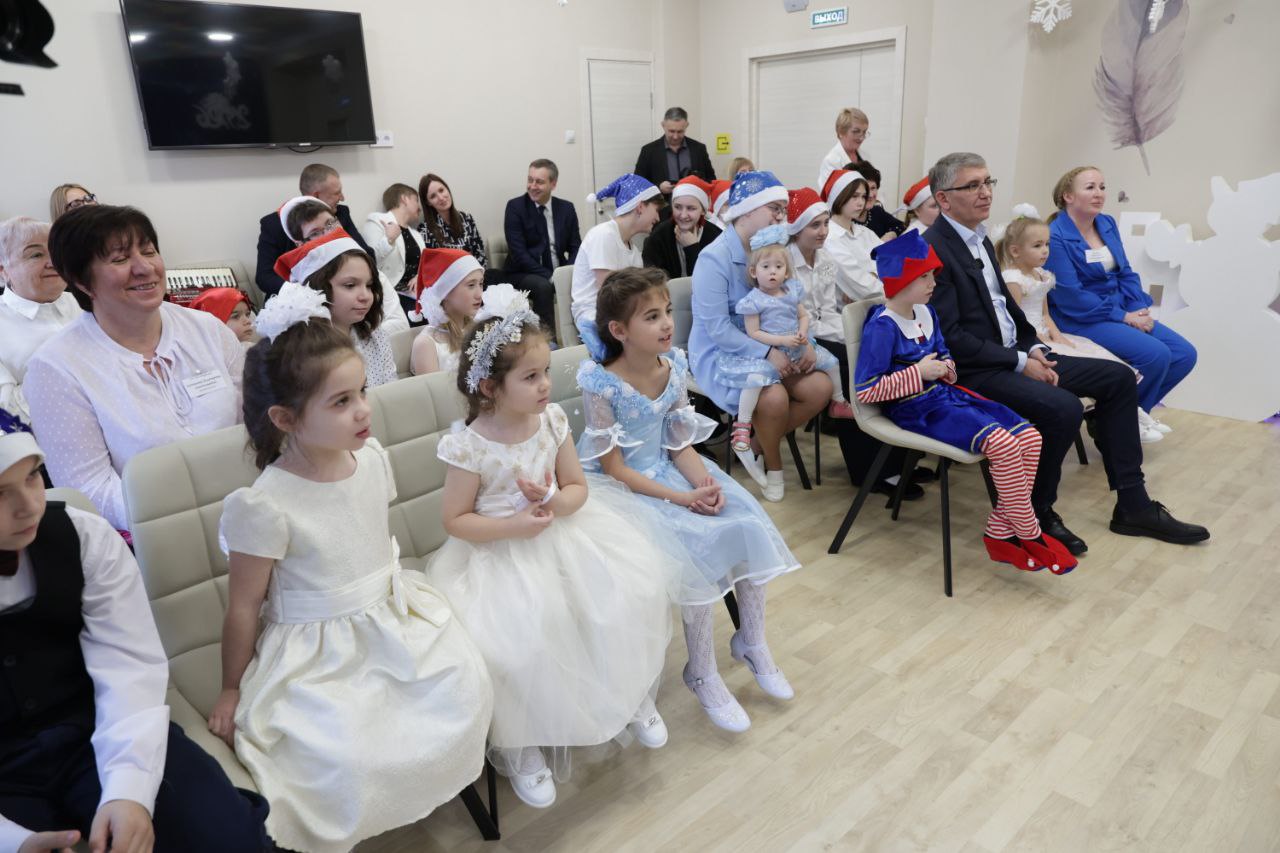 Дмитрий Миляев поздравил воспитанников социально-реабилитационного центра для несовершеннолетних