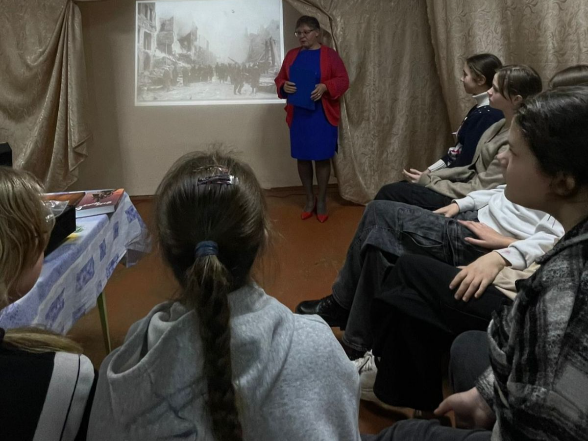 В Ясенковском клубе состоялся час патриотизма (Фоторепортаж)