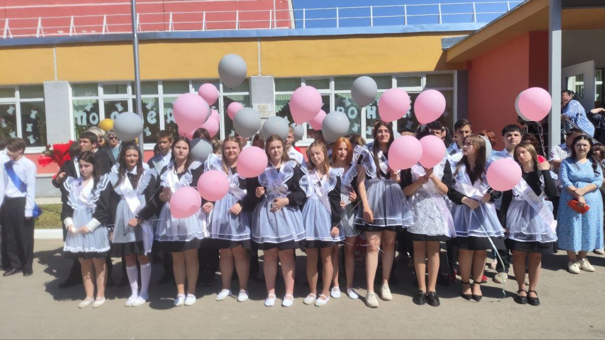 Самые трогательные моменты Последнего звонка в Арсеньевской школе в нашем фоторепортаже