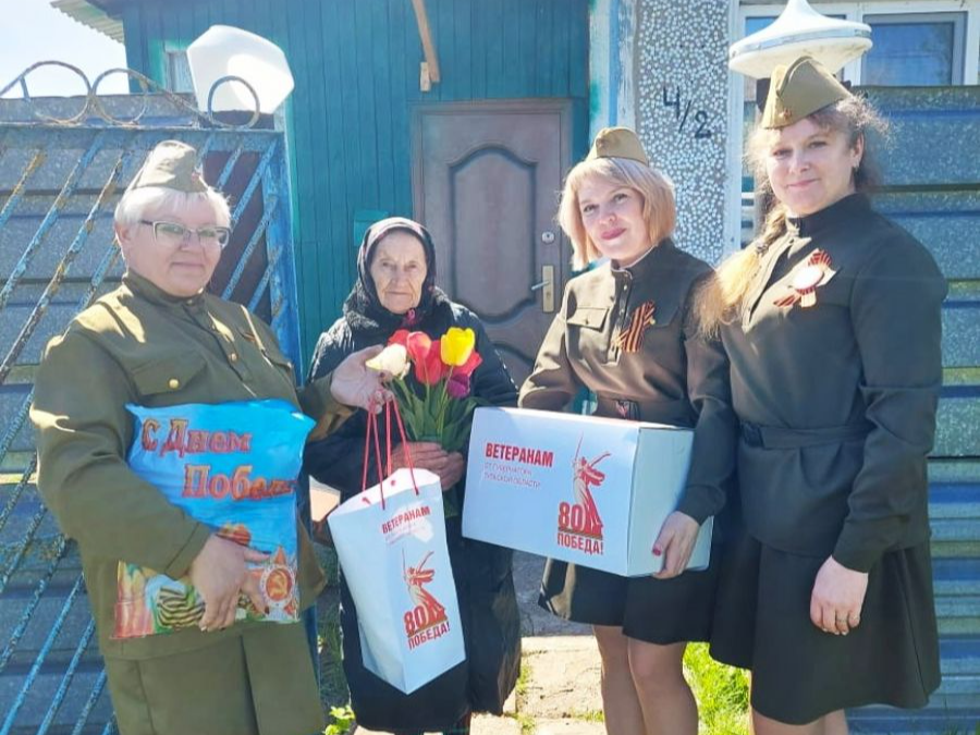 Астаповские артисты поздравили ветеранов с праздником