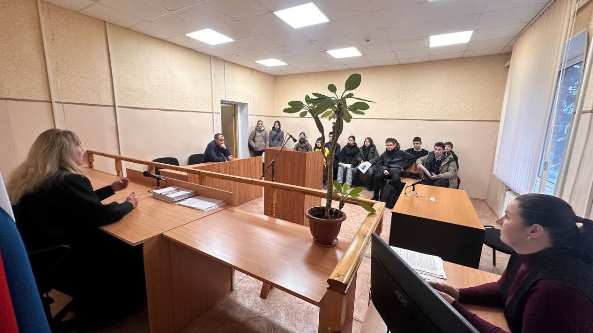 Ученики Арсеньевской школы познакомились с тайнами судебной системы! Ученики Арсеньевской школы познакомились с тайнами судебной системы!