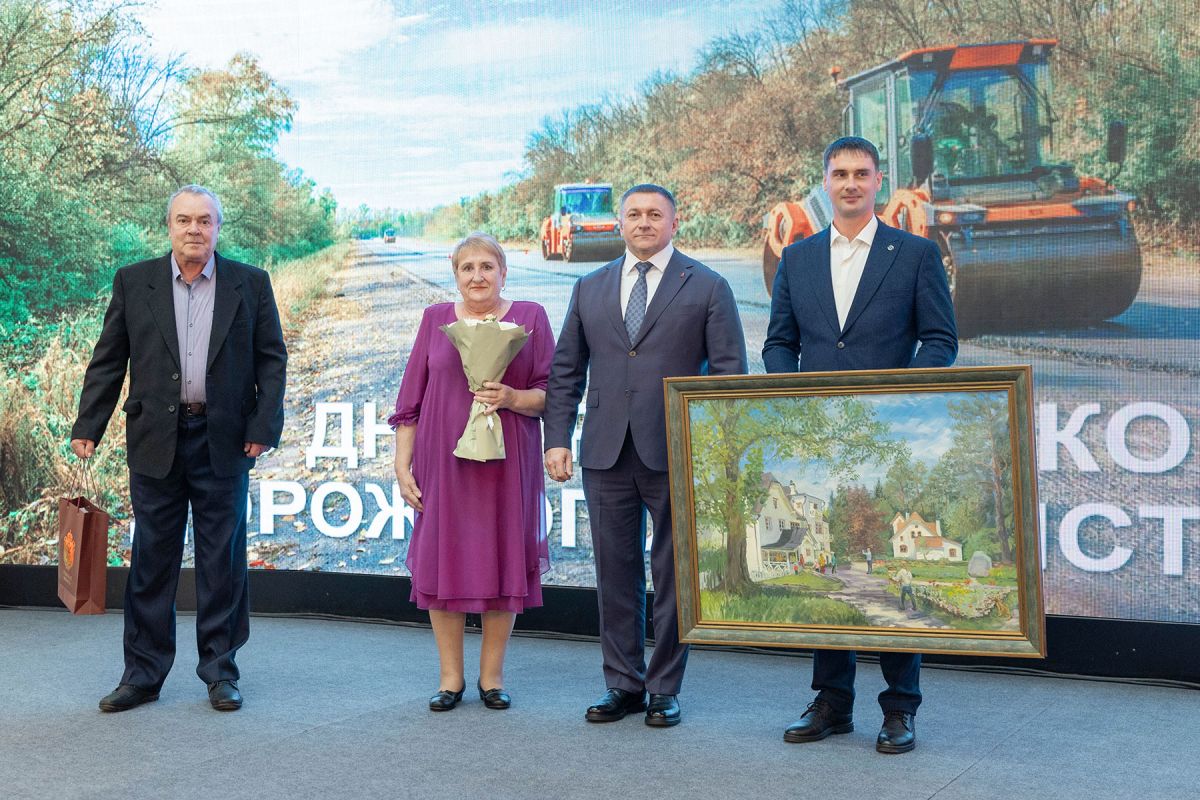 В Туле наградили работников дорожного хозяйства В Туле наградили работников дорожного хозяйства