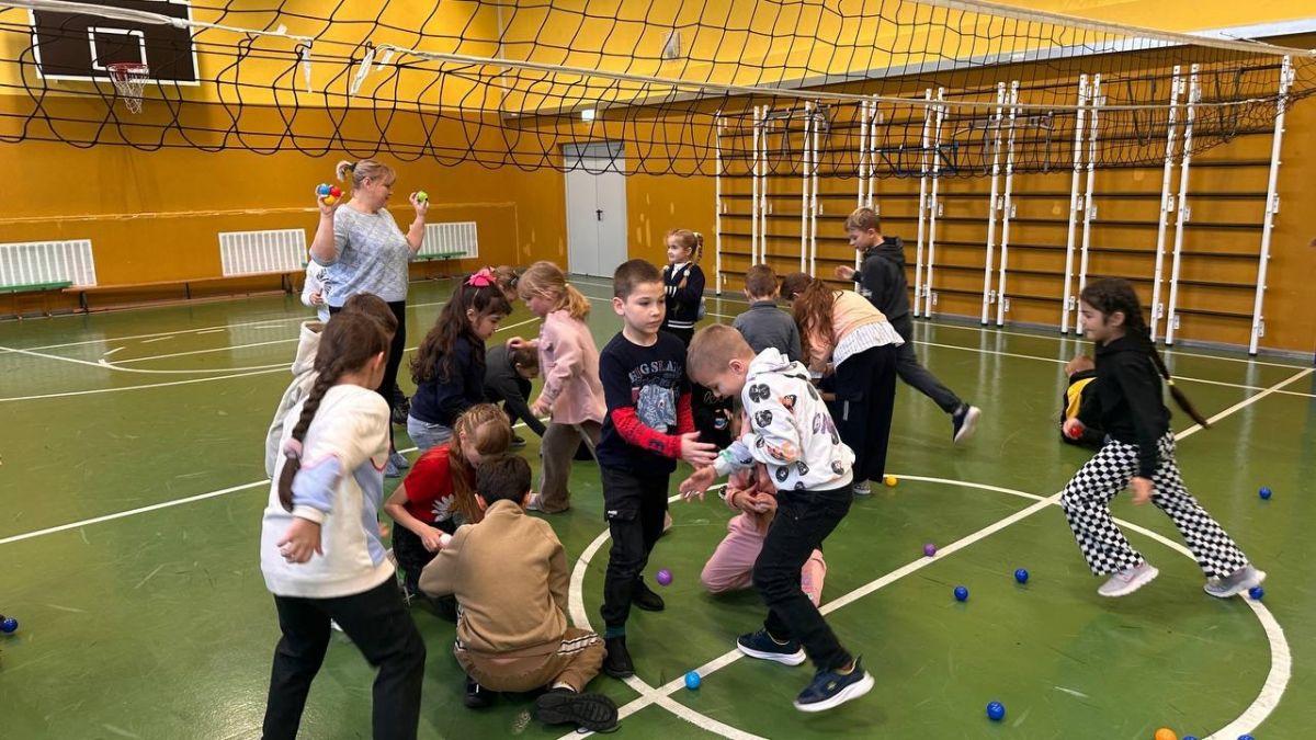 «Время играть!»: Спортивно-развлекательный праздник в лагере «Чебурашка» «Время играть!»: Спортивно-развлекательный праздник в лагере «Чебурашка»