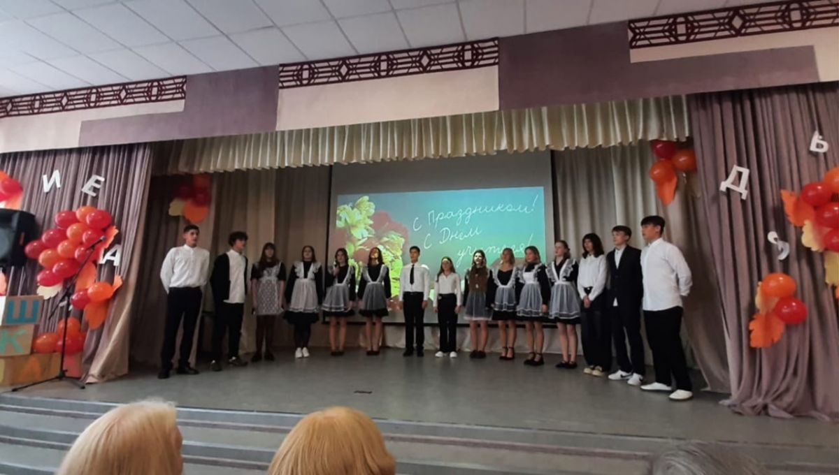 Ученики Арсеньевской школы устроили настоящий праздник для своих учителей Ученики Арсеньевской школы устроили настоящий праздник для своих учителей