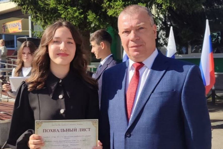 Арсеньевских школьников наградили за отличную учебу