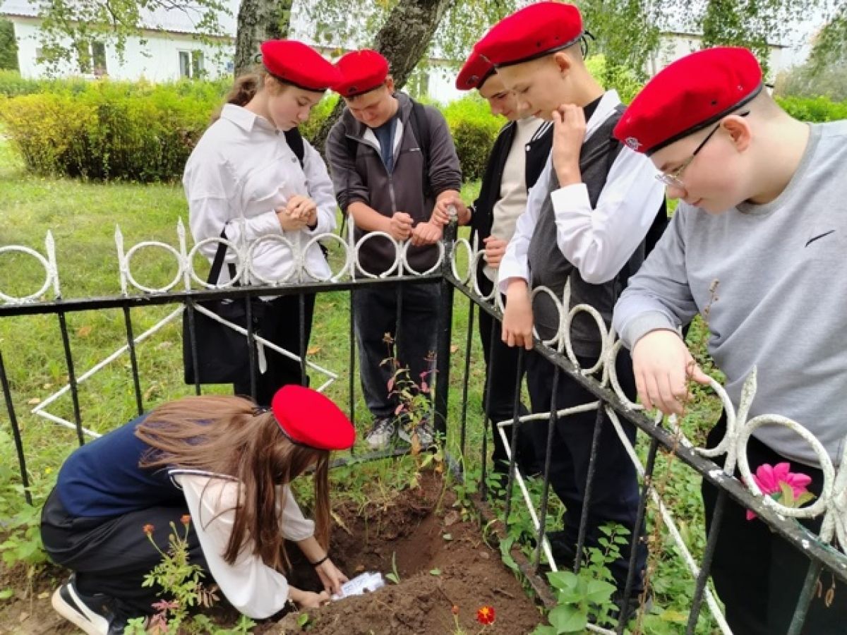 Ясенковские школьники сделали закладку «Капсулы времени»