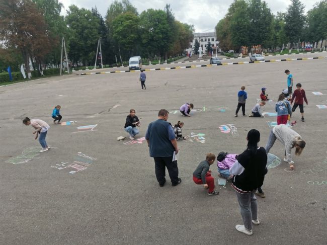 В Арсеньево прошел конкурс рисунков на асфальте - Это символы России