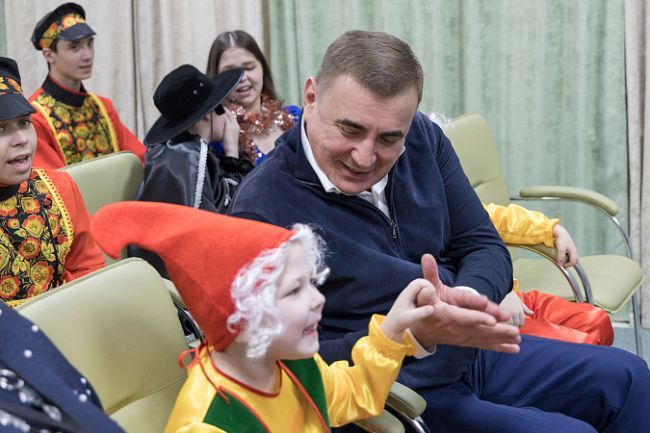 Алексей Дюмин подарил новогодние подарки детям в социально-реабилитационном центре