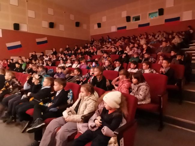 Арсеньевские школьники  посетили спектакль «Золотой ключик»