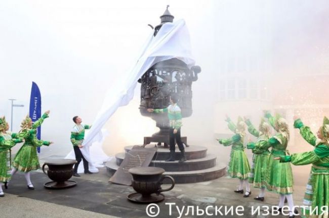 Пятиметровый самовар появился около Тульского кремля