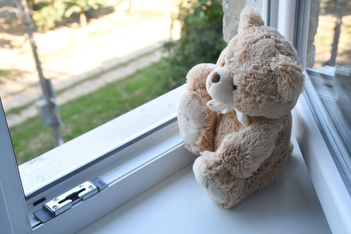 Белевцам рассказывают, как предотвратить выпадение ребенка из окна