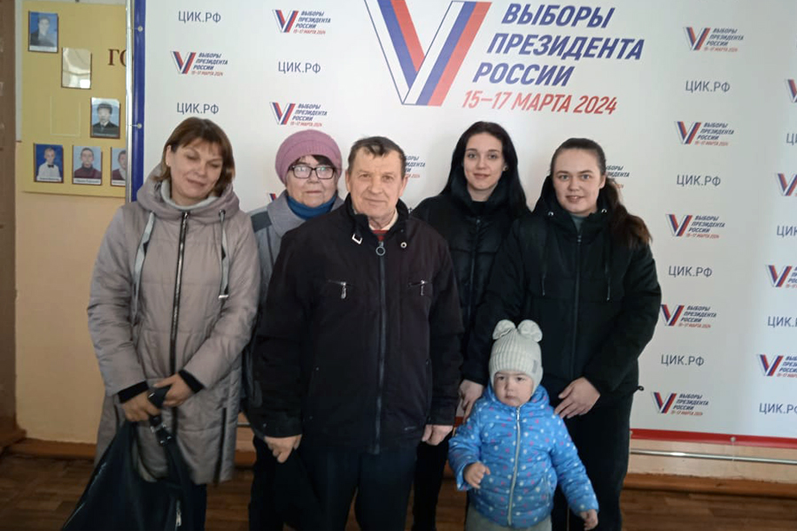 Четыре поколения семьи из Бобриков пришли на избирательный участок