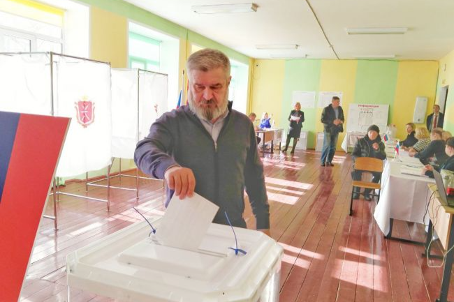 Заместитель председателя Тульской областной Думы, руководитель фракции ЛДПР Александр Балберов проголосовал на выборах