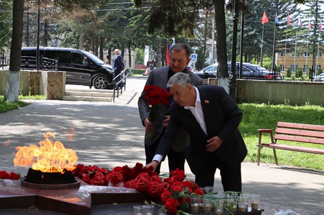 Николай Воробьев и Михаил Борщев почтили память павших воинов Великой Отечественной войны в Белеве