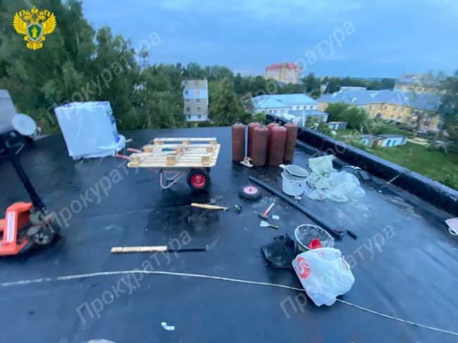 Прокуратура города Новомосковска организовала проверку в связи с падением рабочего с крыши дома