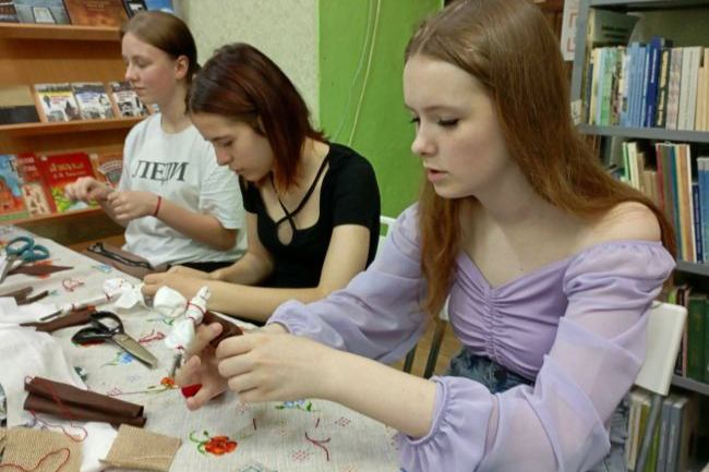 Белевцы приняли участие в мастер-классе по изготовлению белёвской куклы «Неразлучники»