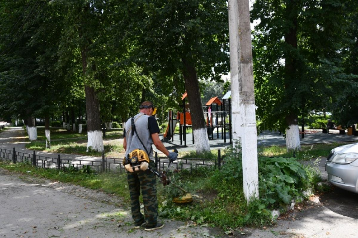 В Белеве продолжается активная работа по поддержанию чистоты и ухоженности городских территорий