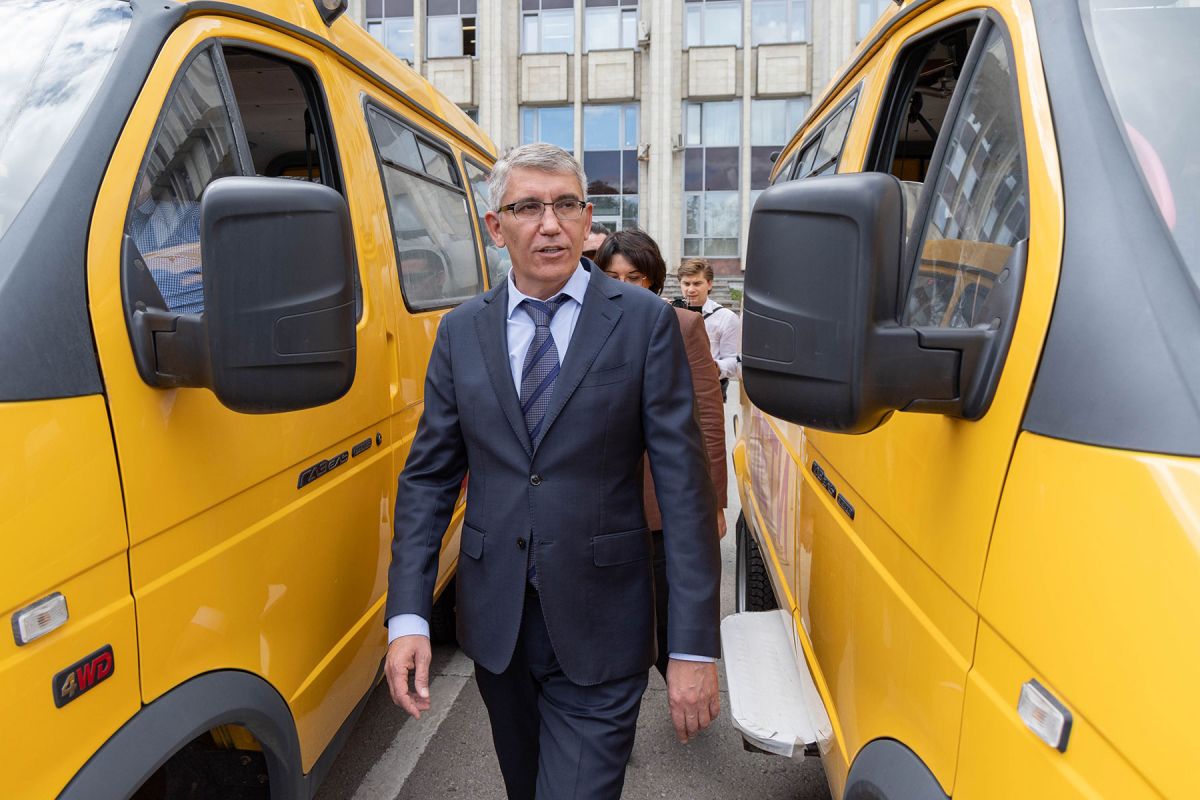 Дмитрий Миляев передал школам Тульской области 61 новый автобус