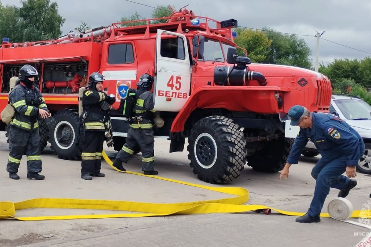 Белёвские пожарные провели плановые учения в одном из магазинов города